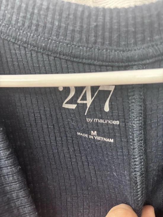 Maurices 24/7 Berkley V Neck Navy Tee - Picture 4 of 4